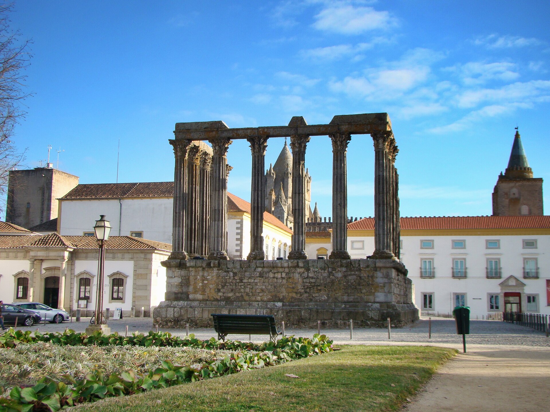 HDRtist HDR – http://www.ohanaware.com/hdrtist/ Templo romano de Évora, Évora